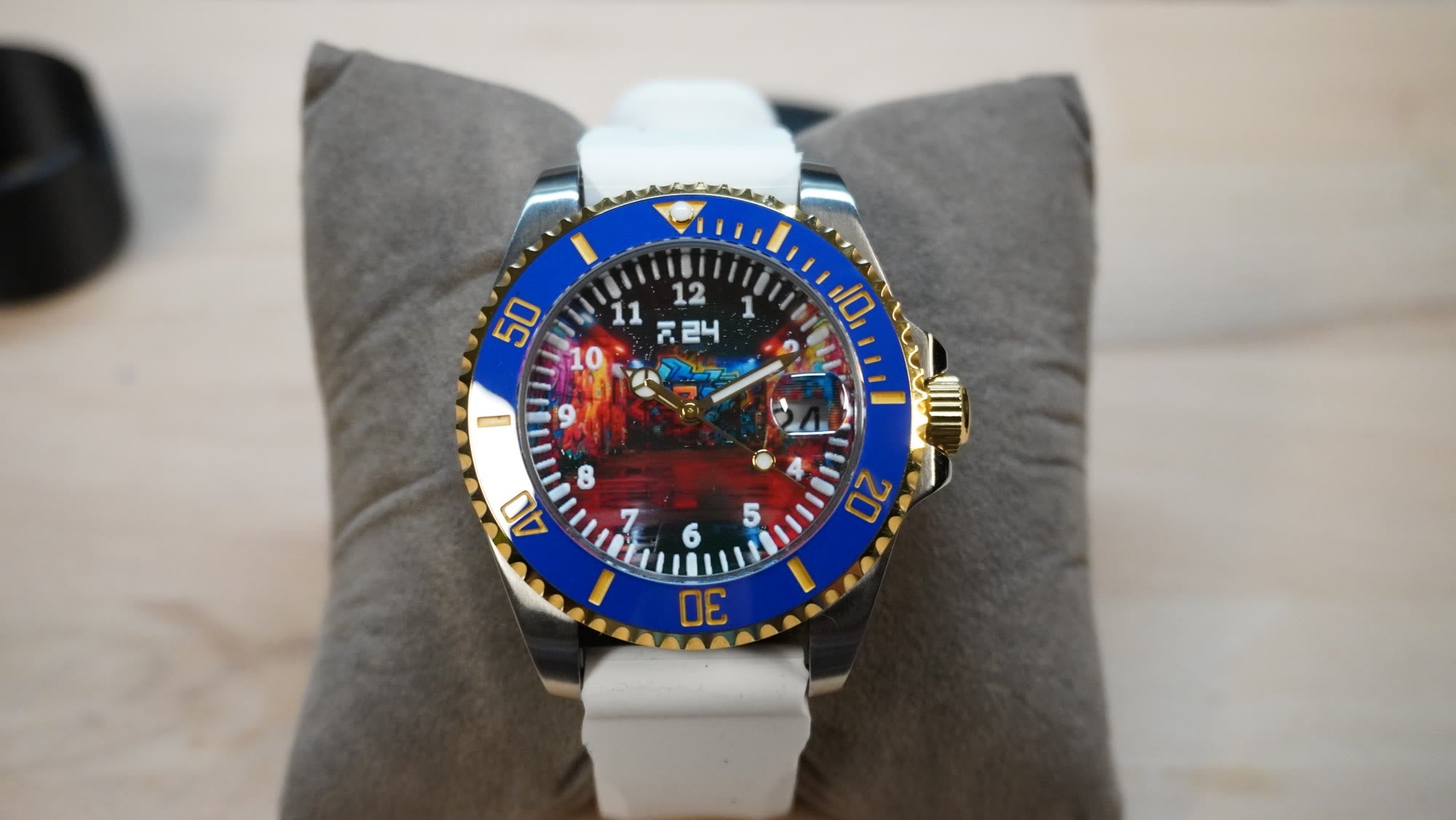 UV-Druck-Experiment 2023: Graffiti-Zifferblatt mit frühem Schriftzug und blauer Lünette